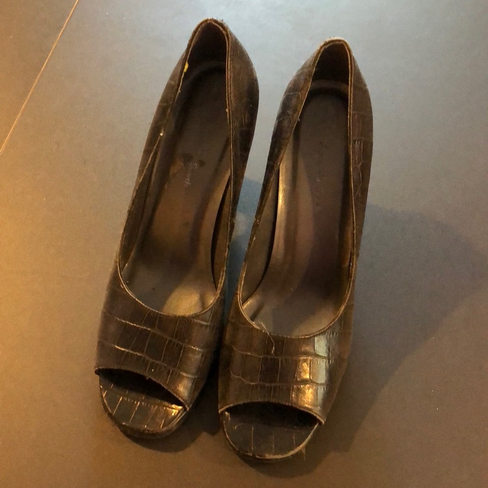 Black toeless pumps